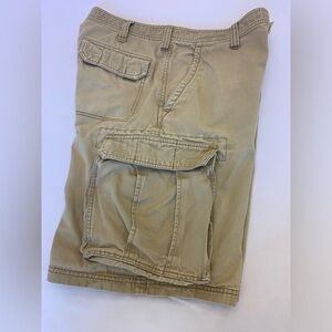 Pre-owned Aeropostale tan khaki cargo vintage men’s shorts. Size 33